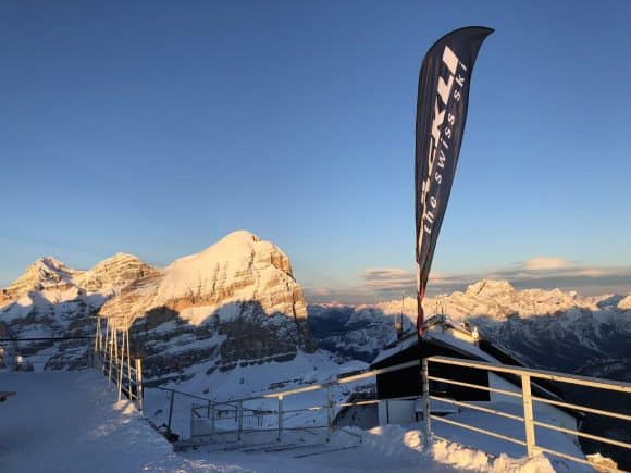 La bandiera del marchio svizzero Stöckli sventola al Lagazuoi