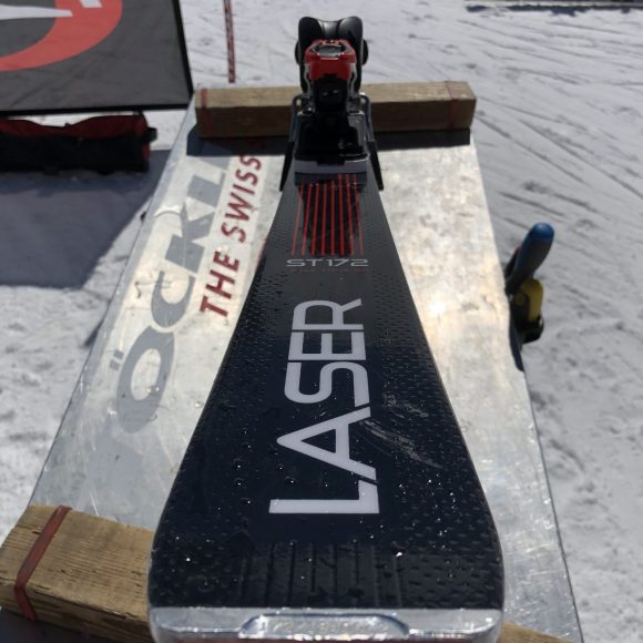 Stöckli Laser WRT St, vista di coda, con enfasi sulla sciancratura