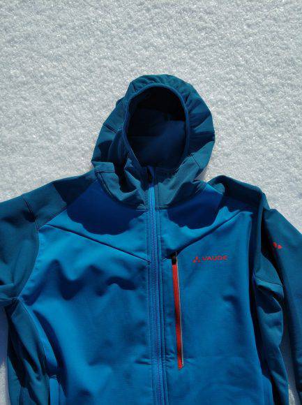 Cappuccio aderente e tasca pettorale