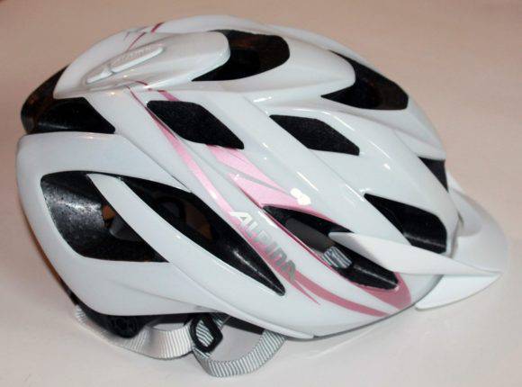 Le numerose prese d'aria del casco Alpina Lavarda