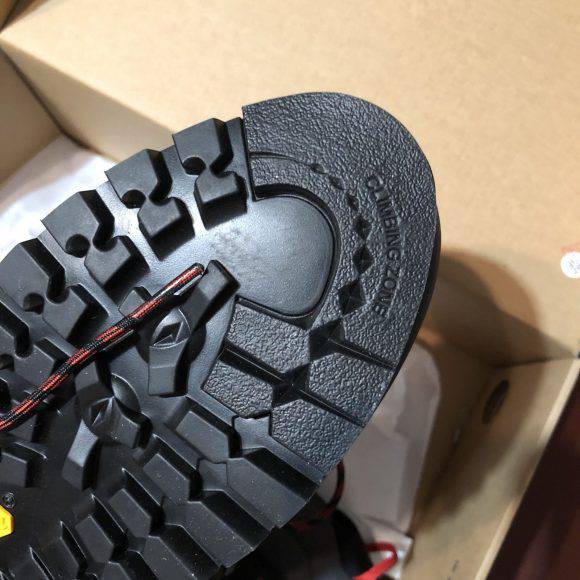 La punta dotata di "climbing zone" della Millet Super Trident GTX