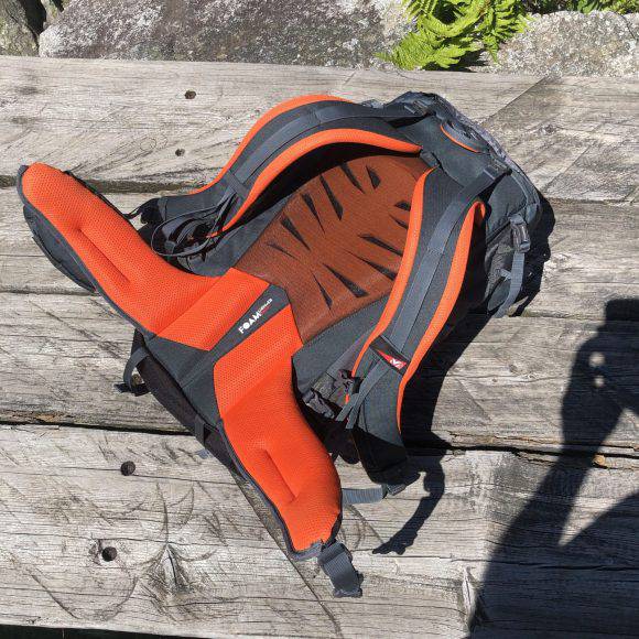 Vista del sistema di trasporto dello zaino Millet Ubic 40