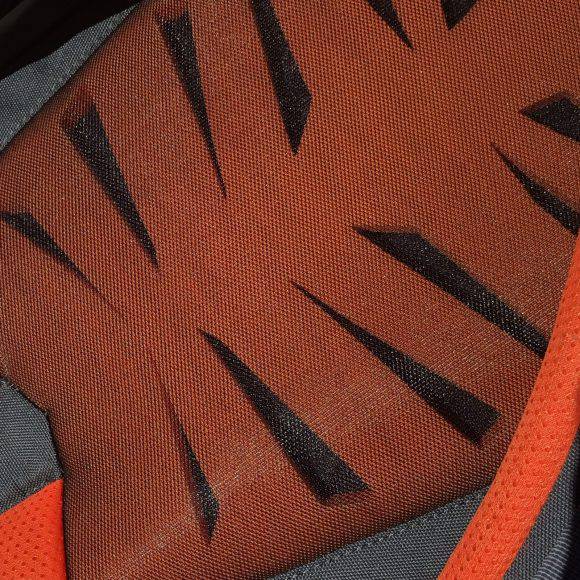 Un particolare dell'imbottitura in gomma dello zaino Millet Ubic 40