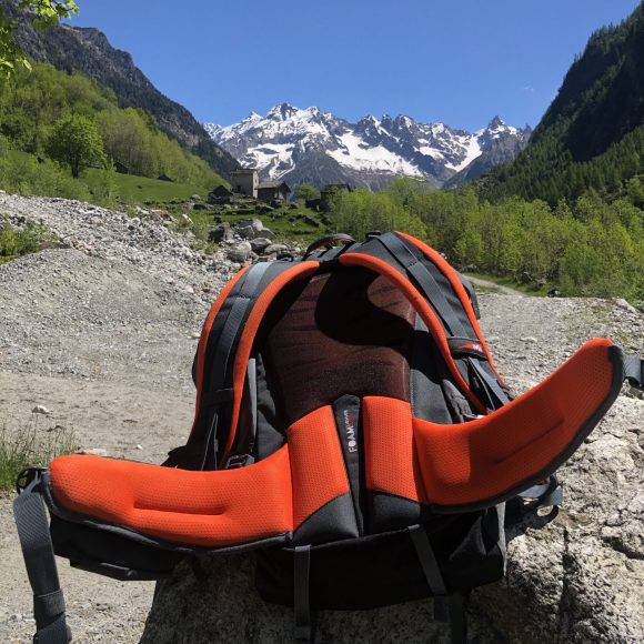 In primo piano la fascia lombare imbottita dello zaino Millet Ubic 40