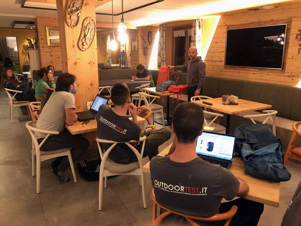 Riccardo Stacchini conduce la lezione sugli zaini da trekking