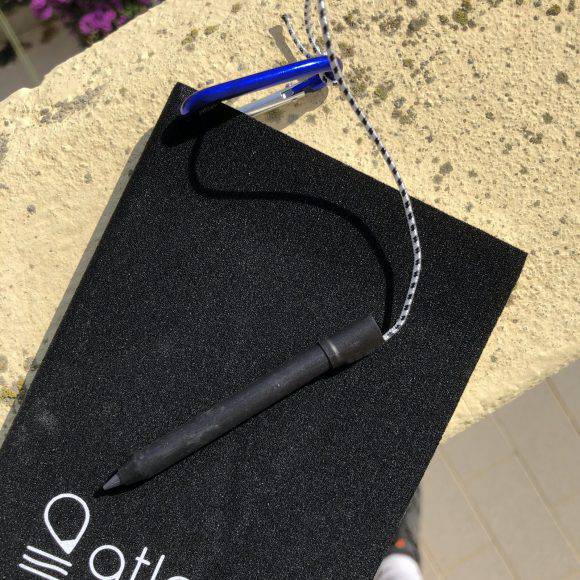 La matita è affrancata al blocco note con un moschettone