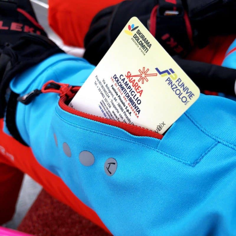 La tasca porta skipass della giacca Hyra Les Deux Alpes