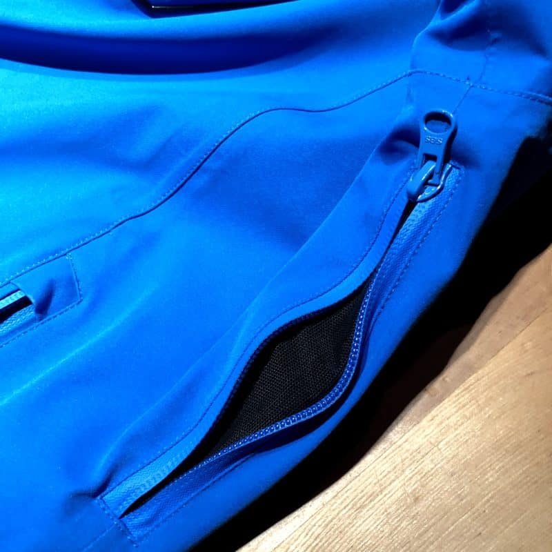 La zip di aerazione sotto ascella della giacca da sci Marmorè di Hyra