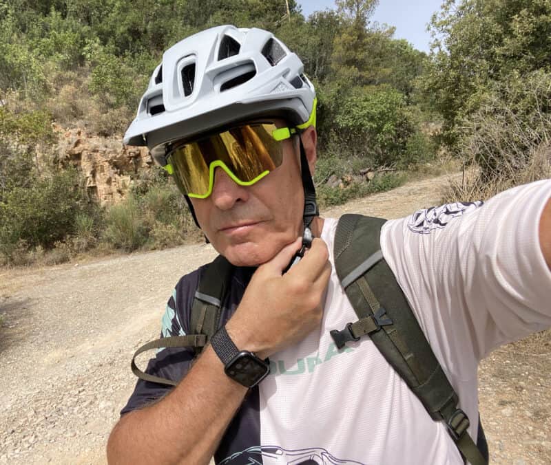 Azionamento con una sola mano del sistema Monomatic del casco Uvex Finale 2.0