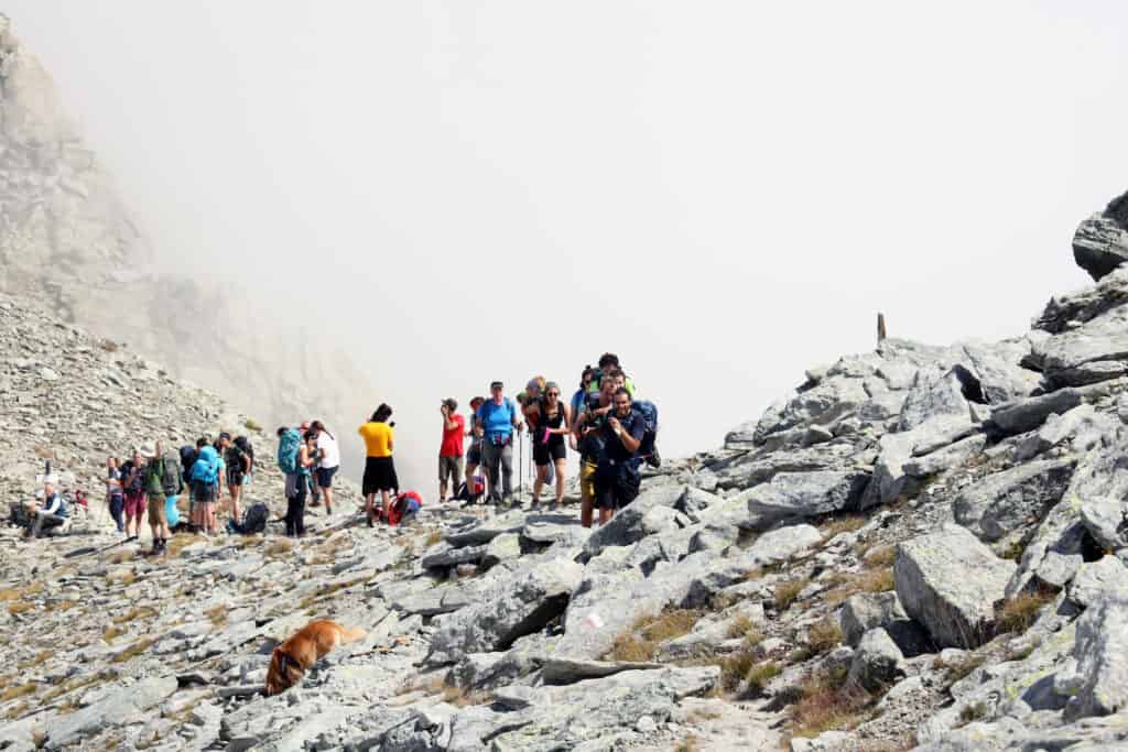 Il gruppo di Va' Sentiero in arrivo al colle del Robinet