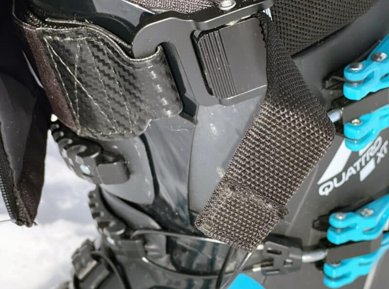 Scarpa 4-Quattro XT, particolare dello strap superiore, con gancio e rinvio di trazione.