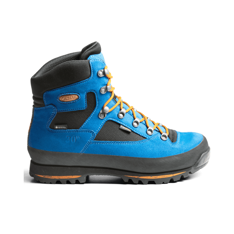 Aku Conero 30 GTX, in colore blu a simboleggiare l'attenzione all'ambiente.