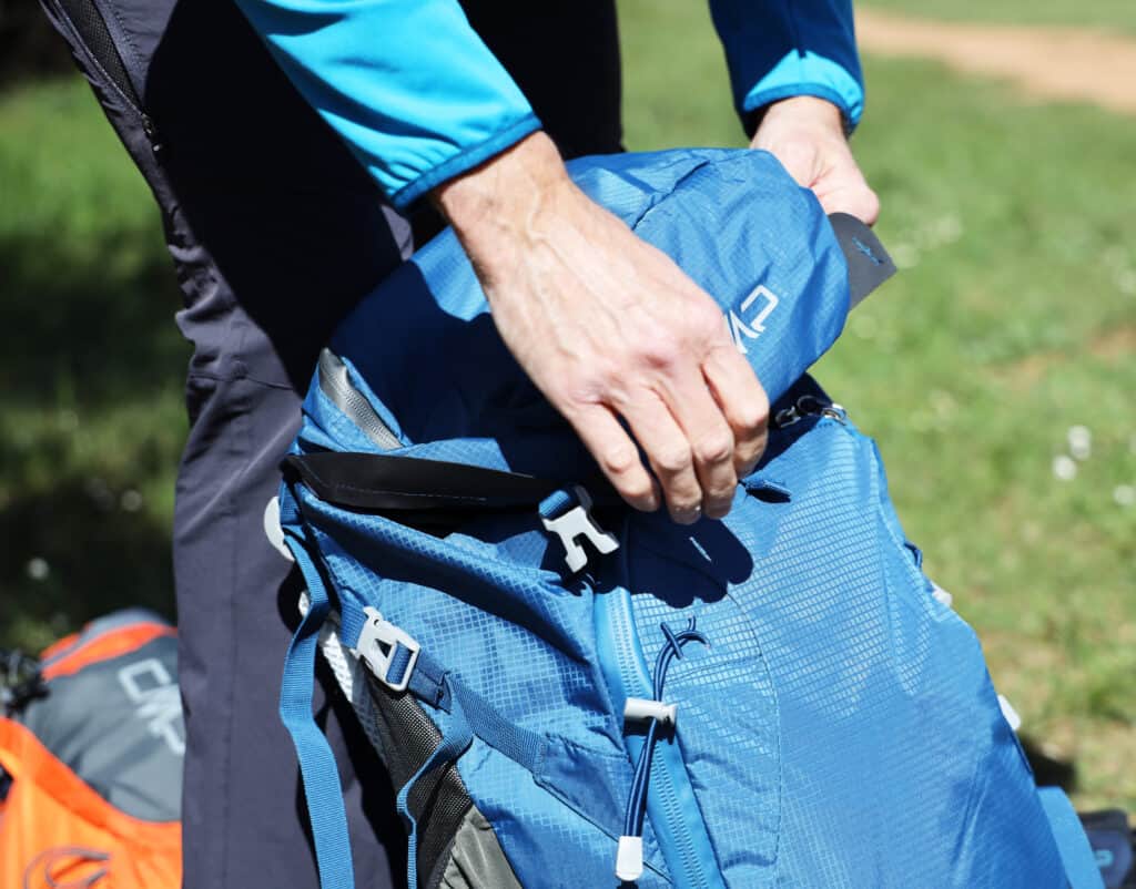 Chiusura del cappuccio dello zaino da trekking CMP Dakota da 35 litri.