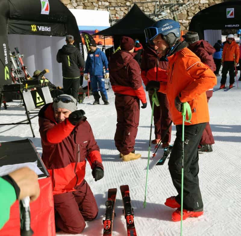 Jacopo Damian ai box del Pool Ski Test 2023 a Pamopeago.