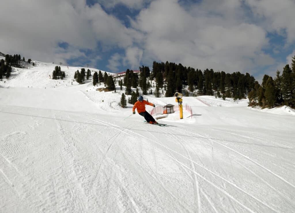 Piste spettacolari anche ad aprile a Pampeago, nel comprensorio Ski Center Latemar.