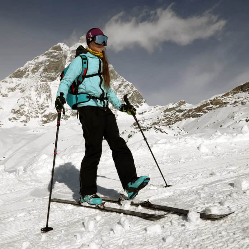Sophie Pession, maestra di sci di Cervinia, si prepara al test del Komperdell Carbon C2 Ultralight.