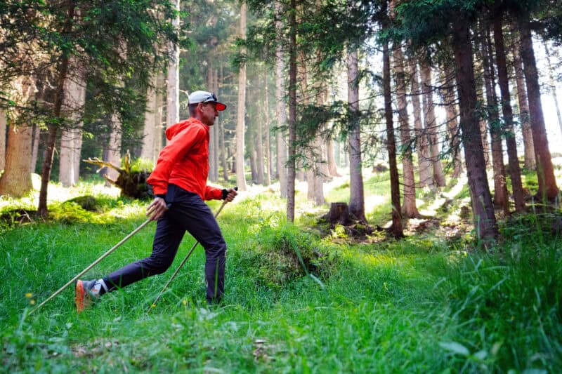 Angelo Galbiati in azione di nordic walking.