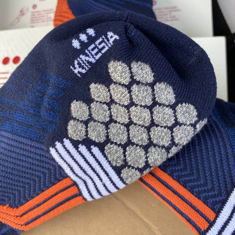 Inbottiture ammortizzanti alveolari della calza Achilles Crew di Kinesia.