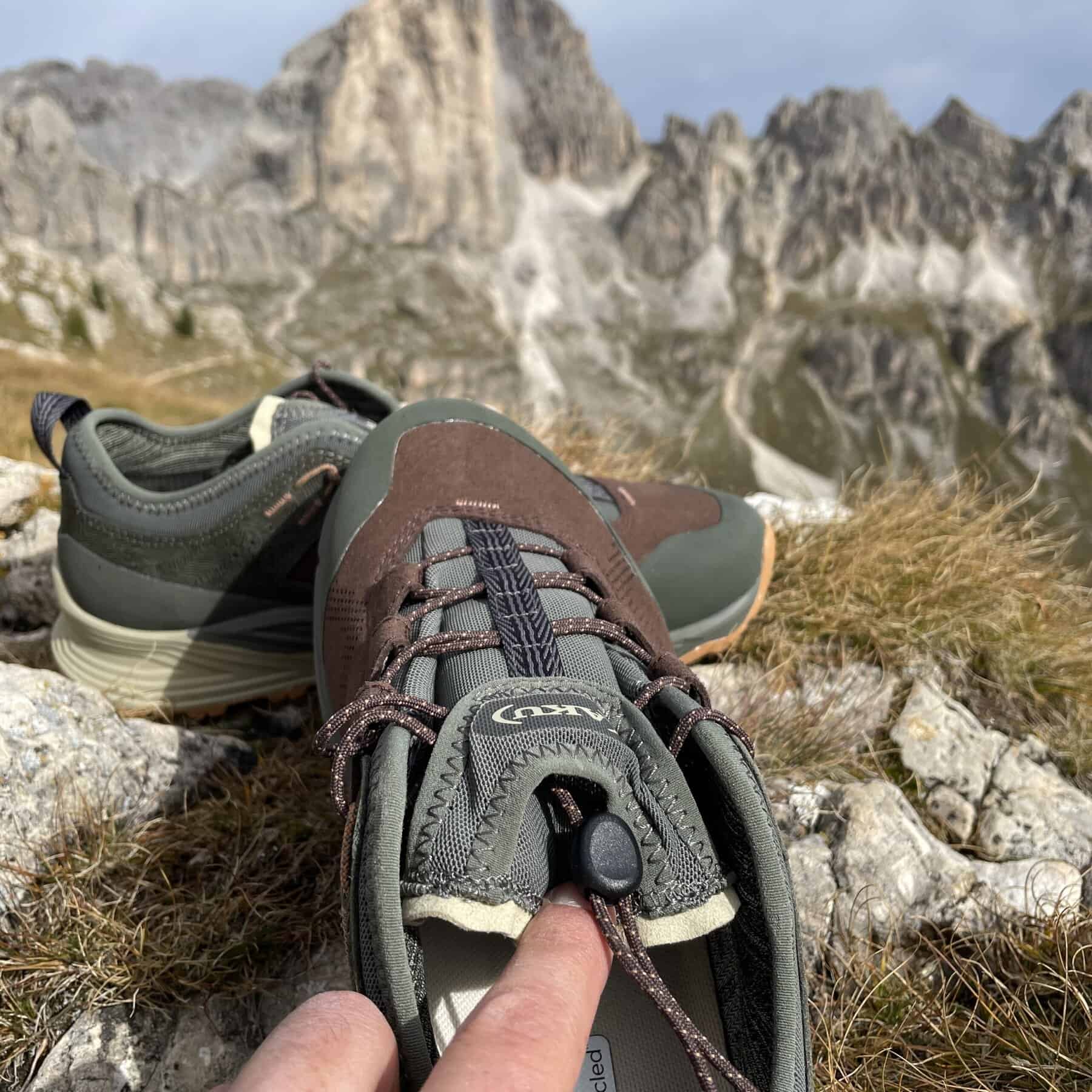 Aku Omnia V-Light GTX con allacciatura tramite clip a strozzo