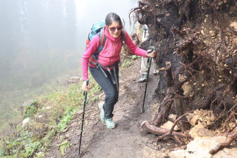 Marta al Labirinto del Latemar con bastoni Komperdell.