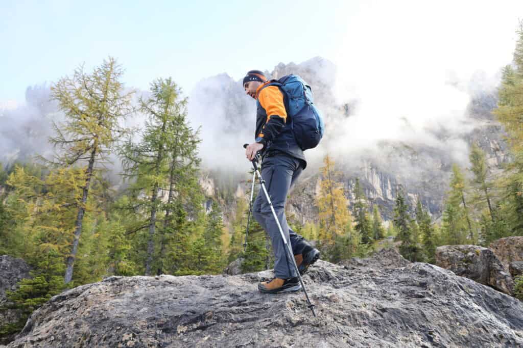 Riccardo durante la prova delle calzature Aku e dei bastoni Leki.