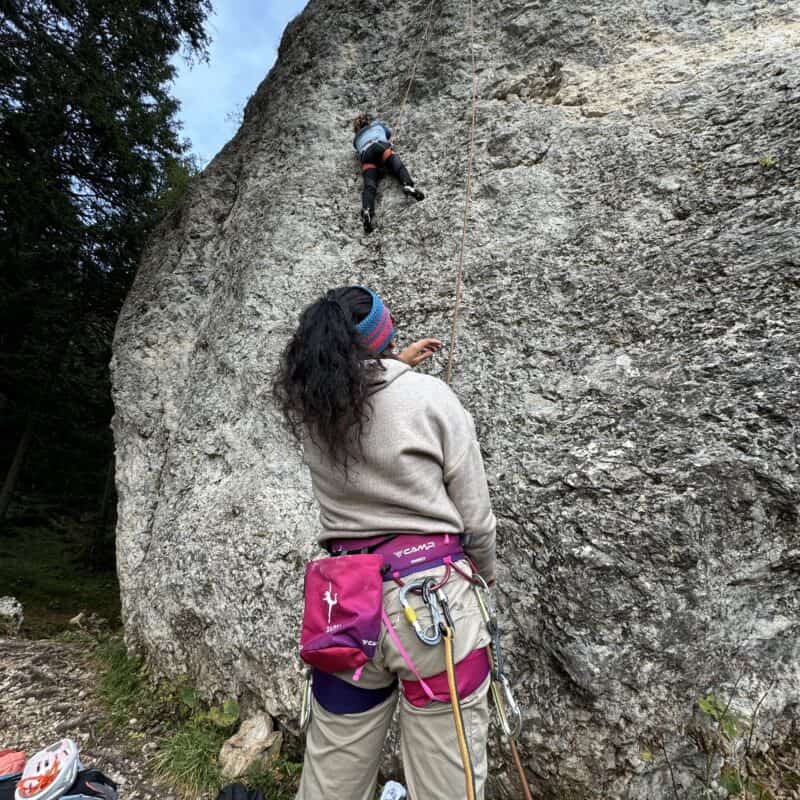 Catia, con completo Chillaz e imbrago Camp, assicura Valetina in parete.