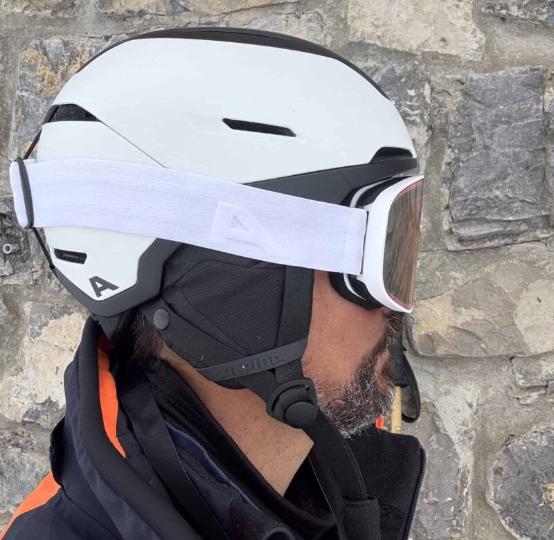 Vista laterale del casco con maschera Alpina.