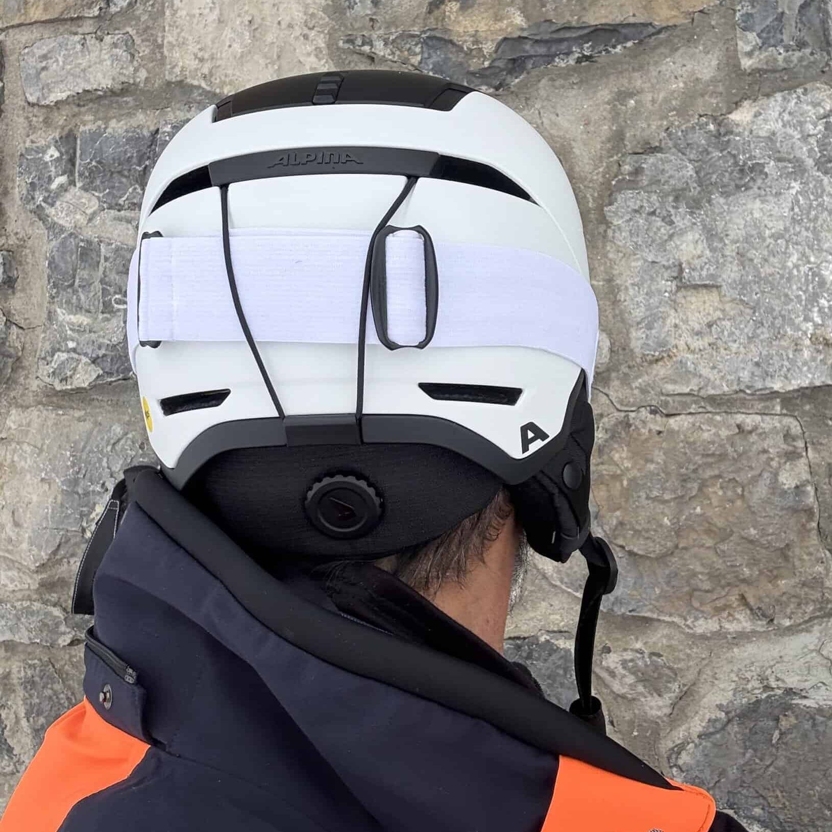 ista posteriore con sistema di aggancio dell'elastico della maschera.