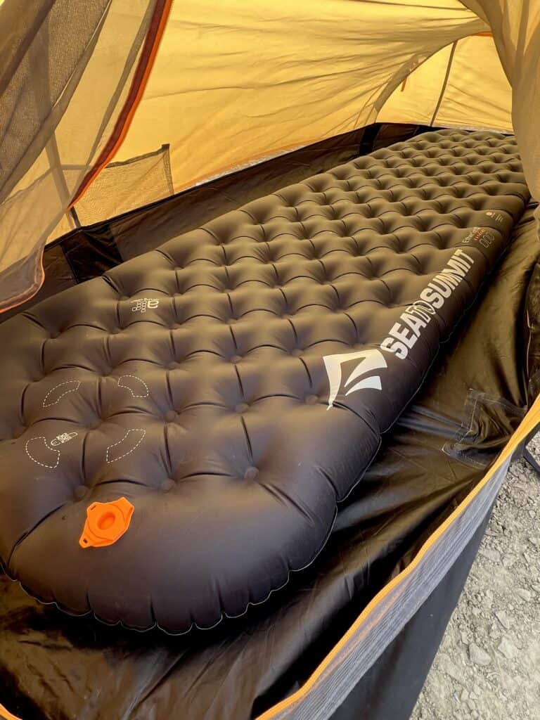 L'interno della tenda con il materassino Sea2Summit.