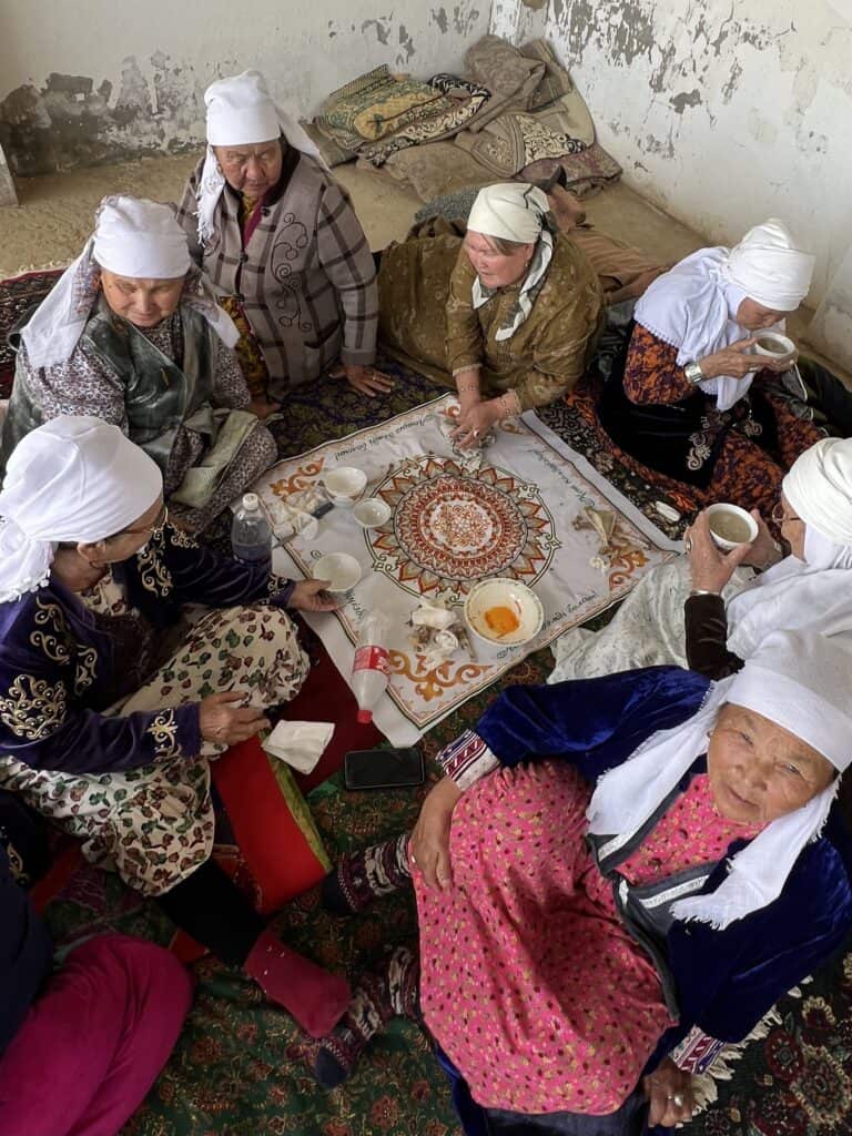 Raduno di donne per il te.