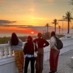 Ragazze al tramonto.