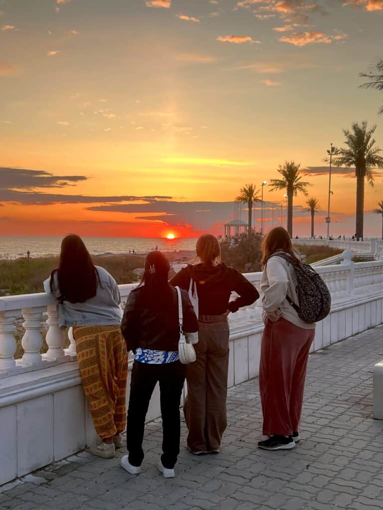 Ragazze al tramonto.