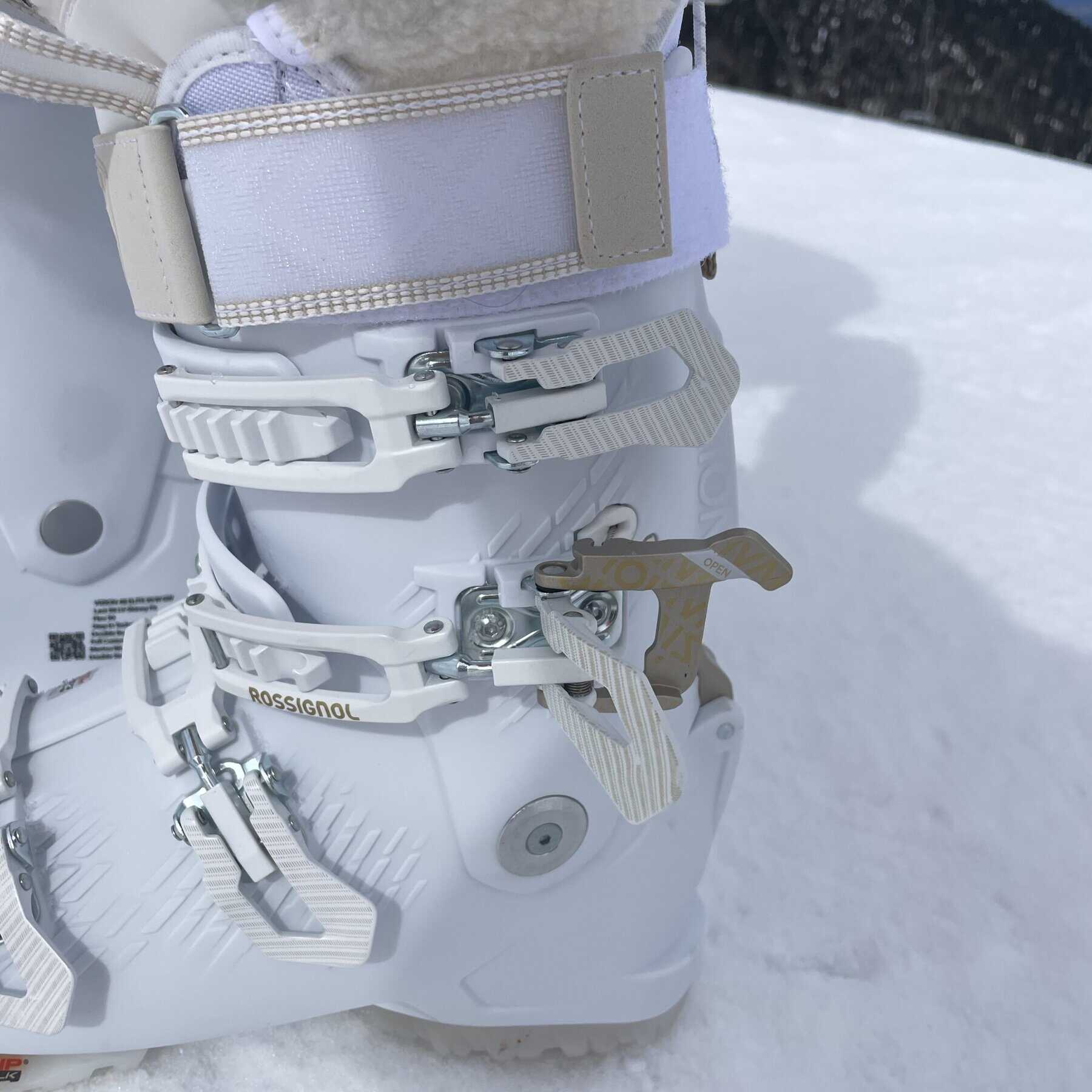 Il fianco esterno con strap e ganci.