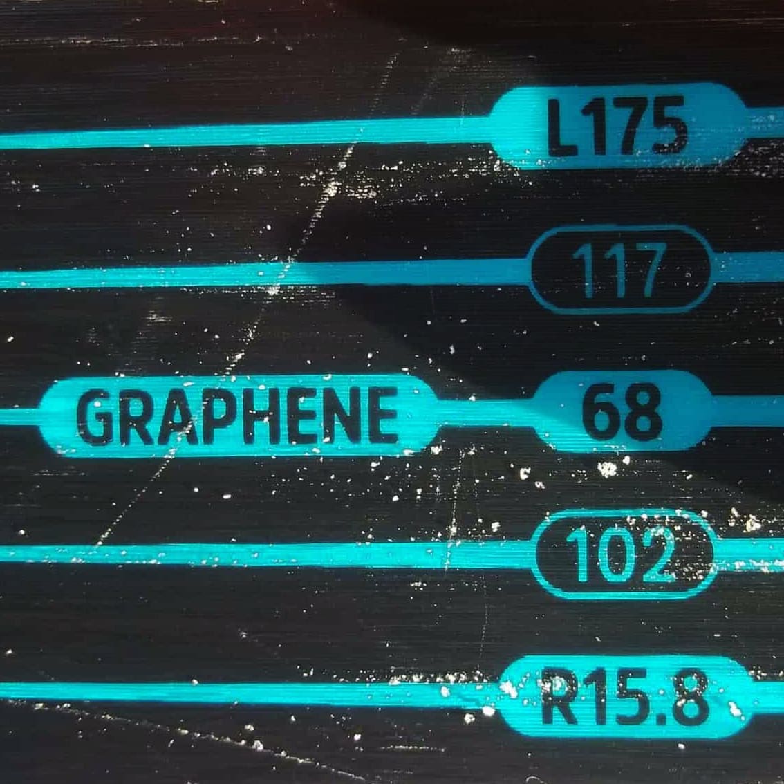I dati tecnici del modello impressi in coda, e il richiamo al Graphene, componente pregiata.
