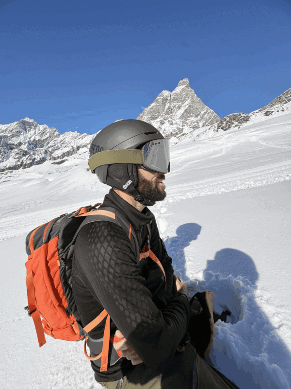 Matthieu Landiona, sullo sfondo del Cervino.
