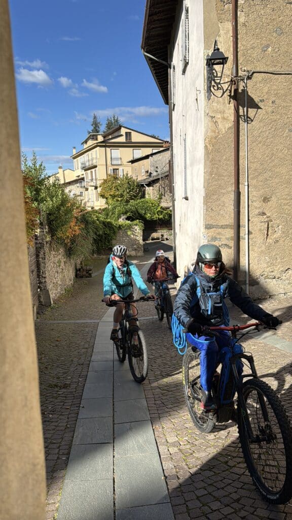 In bicicletta per le vie del centro storico di Teglio.
