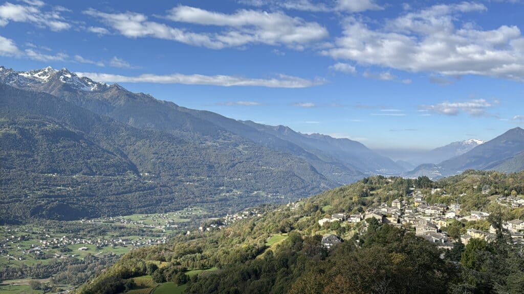 Vista verso est, direzione Sondrio, dalla Torre de li Beli Miri, che sovrasta Teglio.