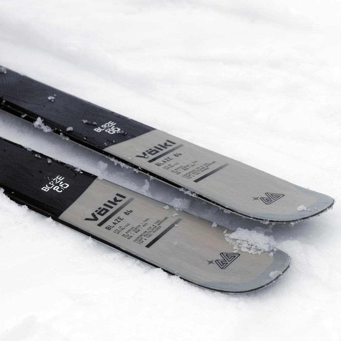 Dati tecnici dello sci serigrafati sulle code.