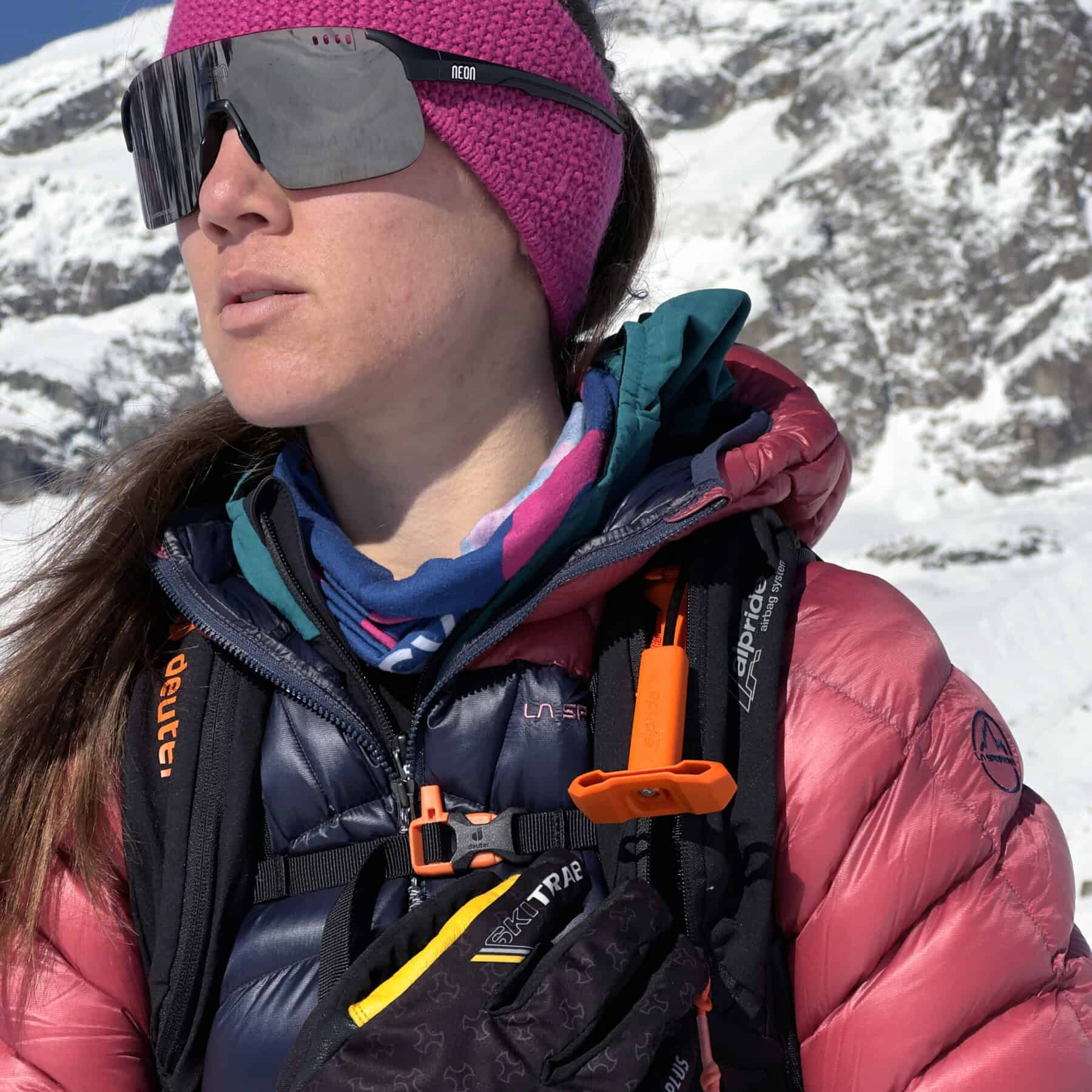 La maniglia di attivazione dell'airbag sullo spallaccio sinistro.