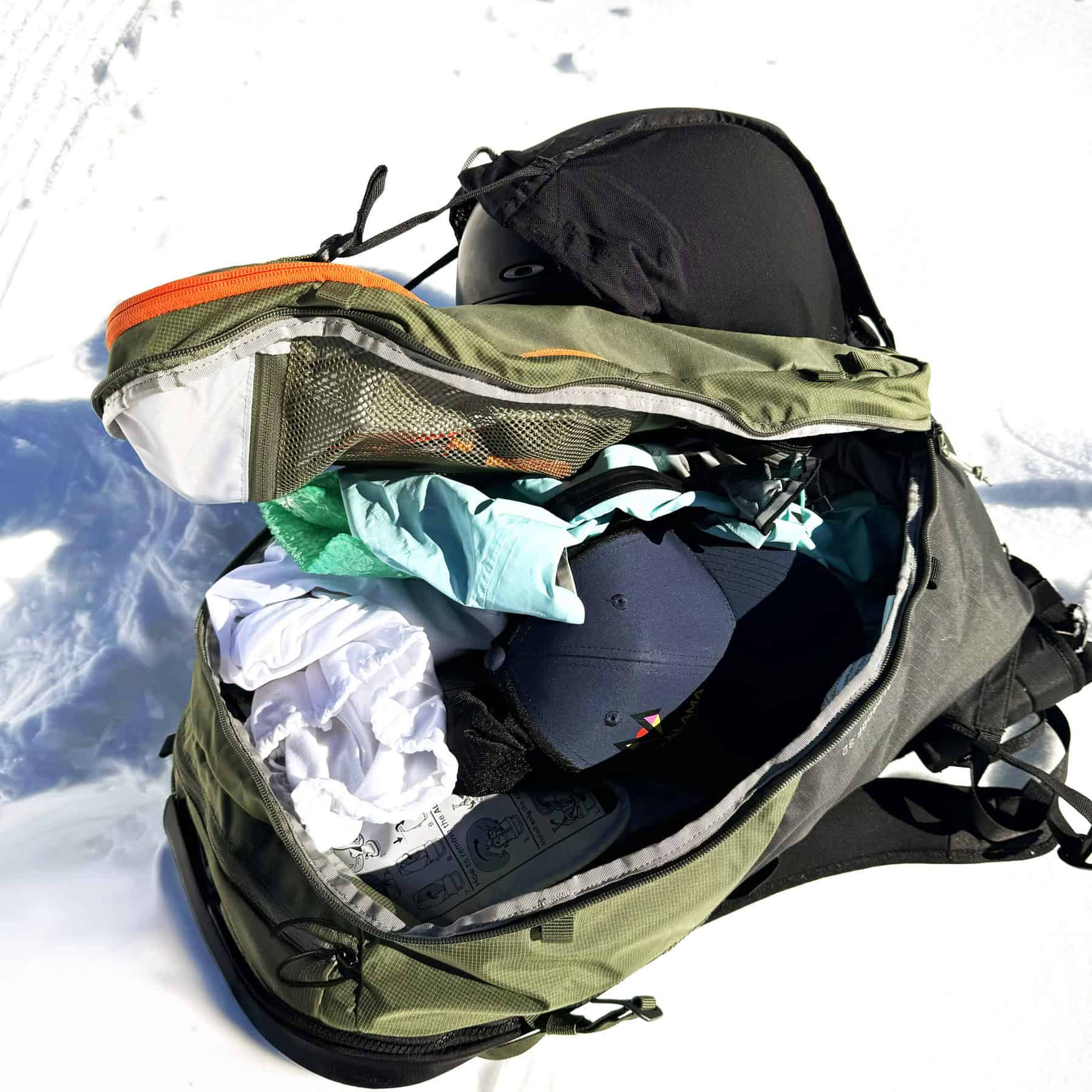 Il vano centrale per riporre indumenti e materiale vario.