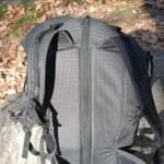 La "zippona" dorsale che apre direttamente sul vano centrale.