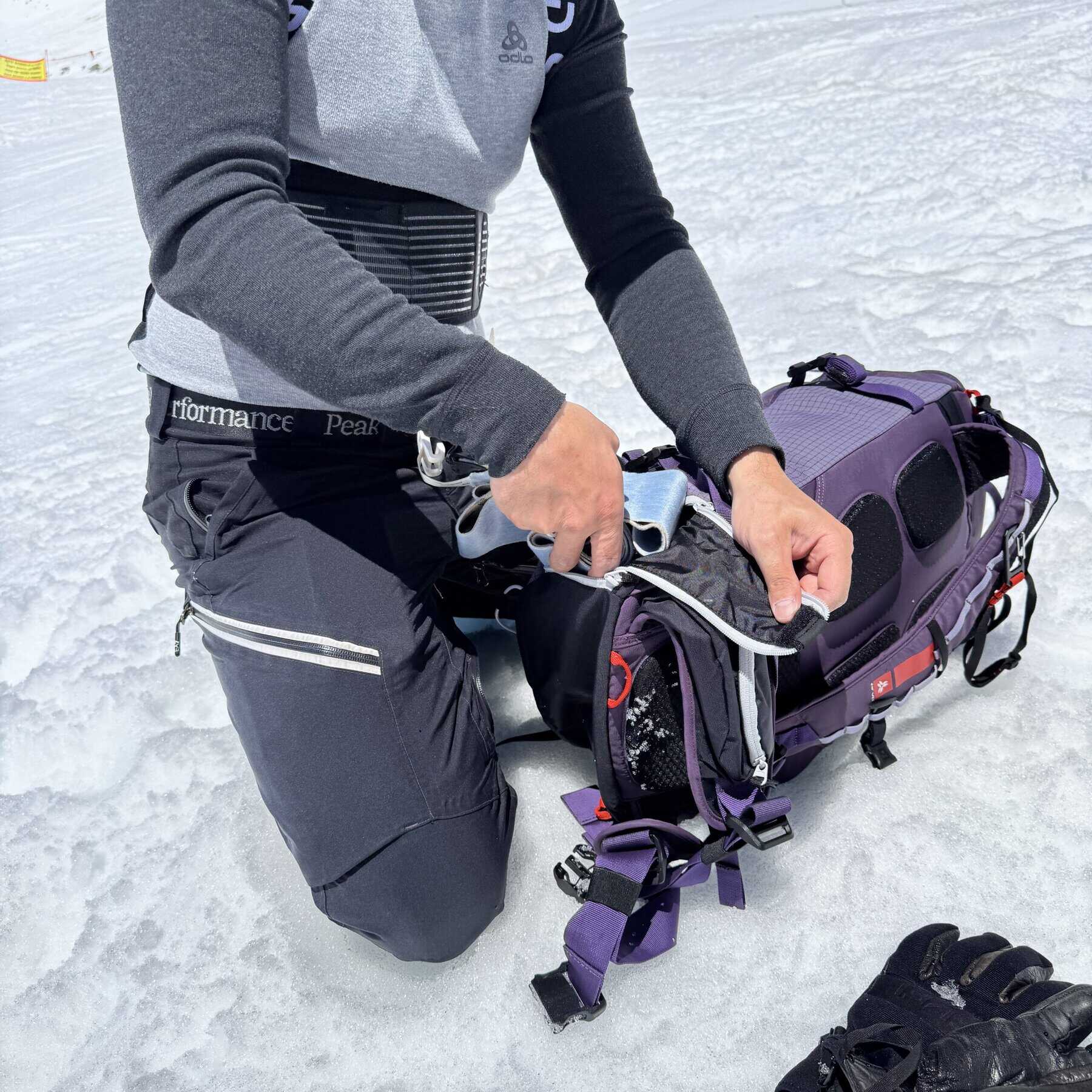 La speciale tasca impermeabile inferiore per le pelli e i ramponi.