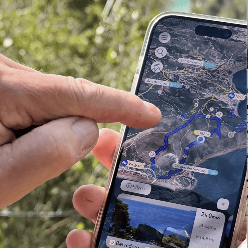 Tester Outdoortest indica sullo smartphone il percorso PeakVisor tra Noli, Varigotti e lo Scoglio dei Saraceni