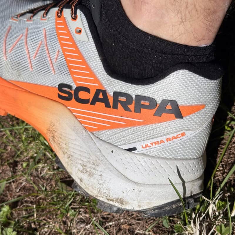 Dettaglio del tallone della SCARPA Spin Ultra 2 con midsole in schiuma supercritica per ammortizzazione leggera nel trail running