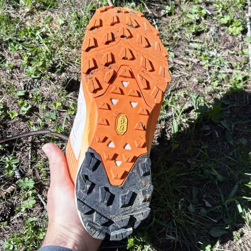 Suola della SCARPA Spin Ultra 2 con logo Vibram Megagrip, tasselli arancio nella zona centrale e tasselli neri al tallone per il trail running