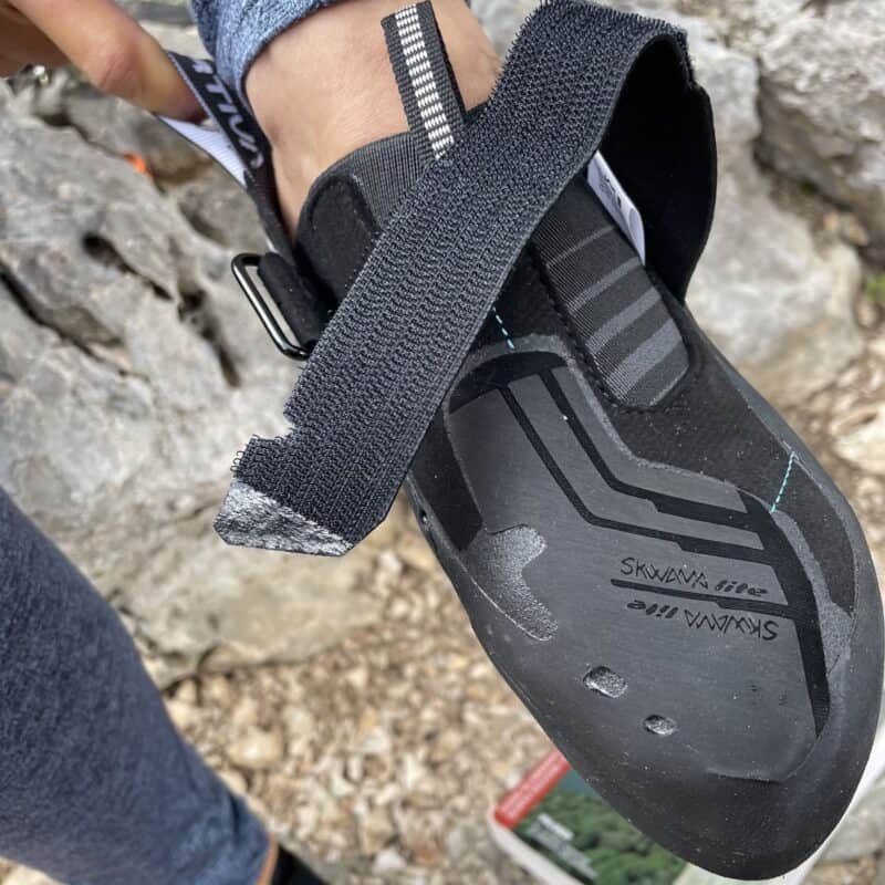 La Sportiva Skwama Lite – Il dentino di arresto impedisce allo strap di sfilarsi dalla fibbia.