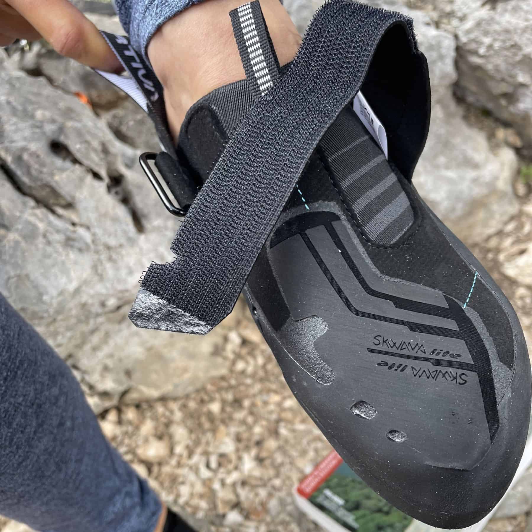 La Sportiva Skwama Lite – Il dentino di arresto impedisce allo strap di sfilarsi dalla fibbia.
