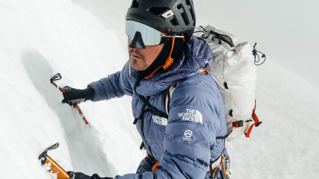 Matheo Jacquemoud in arrampicata su ghiaccio con gli occhiali Julbo Ultimate Cover