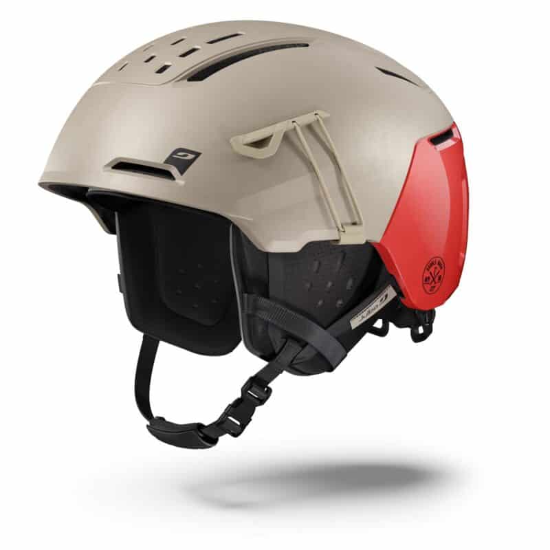 Casco Julbo Hailot LT colore beige e rosso in assetto sci con paraorecchie