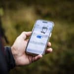 Smartphone con l'app Dnsys per controllare e regolare l'esoscheletro per le anche DNSYS X1 Lite